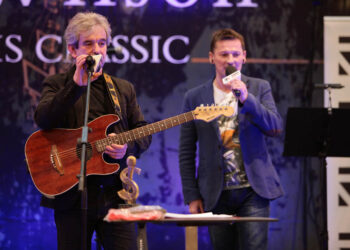 W Galerii Korona wręczone zostały Specjalne Mikrofony programu Made in Kielce. Marek Werens otrzymał nagrodę za piosenkę "Niech stracę". / Wojciech Habdas / Radio Kielce