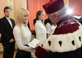 03.10.2013 Inauguracja roku akademickiego na Uniwersytecie Jana Kochanowskiego. Nowo przyjęci studenci otrzymali indeksy. / Wojciech Habdas / Radio Kielce