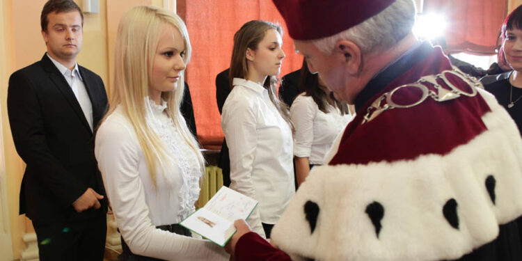 03.10.2013 Inauguracja roku akademickiego na Uniwersytecie Jana Kochanowskiego. Nowo przyjęci studenci otrzymali indeksy. / Wojciech Habdas / Radio Kielce