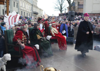 W Kielcach w święto Trzech Króli odbyła się inscenizacja trzech orszaków zmierzających do betlejemskiej szopki na placu Najświętszej Maryi Panny przed bazyliką katedralną. / Wojciech Habdas / Radio Kielce