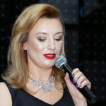 Bal studniówkowy uczniów II LO imienia Jana Śniadeckiego w Kielcach. Przewodnicząca komitetu studniówkowego Agnieszka Servaas / Kamil Król / Radio Kielce