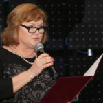 Bal studniówkowy uczniów II LO imienia Jana Śniadeckiego w Kielcach. Dyrektor szkoły Bożena Potocka / Kamil Król / Radio Kielce