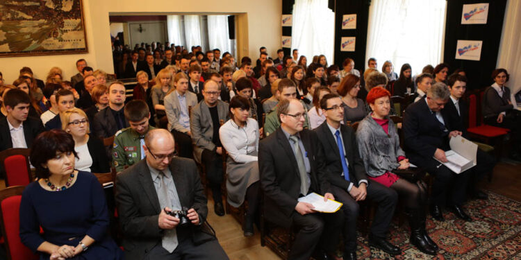 Stypendia i nagrody dla zdolnych uczniów oraz studentów wręczono w Domu Środowisk Twórczych w Kielcach. Wśród nagrodzonych są laureaci Świętokrzyskiego Matematycznego Maratonu Maturalnego, zwycięzcy konkursu na esej dotyczący dorastania, a także laureaci „Grantów”. / Wojciech Habdas / Radio Kielce