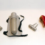 9.1.2015 Kielce. Ogólnopolska wystawa gołębi w Targach Kielce. Zasobniki na krew używane niegdyś  przez zespoły karetek w Wielkiej Brytanii. Ptaki były wysyłane z próbkami, zanim karetka dotarła do szpitala, znane już były wyniki badania. Drugi od prawej, pojemnik z czasów wojny, na wiadomości tekstowe. Egzotyczny gwizdek (pierwszy z prawej) przyczepiany pod ogonem gołębia. / Wojciech Habdas / Radio Kielce