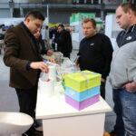 9.1.2015 Kielce. Na ogólnopolskiej wystawie gołębi w Targach Kielce można zobaczyć ponad 1600 ptaków. Odwiedzający mogą też zapoznać się z ofertą producentów odżywek, karmy i gołębników. / Wojciech Habdas / Radio Kielce