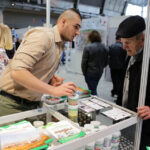 9.1.2015 Kielce. Na ogólnopolskiej wystawie gołębi w Targach Kielce można zobaczyć ponad 1600 ptaków. Odwiedzający mogą też zapoznać się z ofertą producentów odżywek, karmy i gołębników. / Wojciech Habdas / Radio Kielce