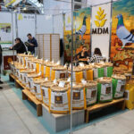 9.1.2015 Kielce. Na ogólnopolskiej wystawie gołębi w Targach Kielce można zobaczyć ponad 1600 ptaków. Odwiedzający mogą też zapoznać się z ofertą producentów odżywek, karmy i gołębników. / Wojciech Habdas / Radio Kielce