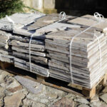 13.1.2015 Św. Krzyż. Trwają prace renowacyjne bazyliki mniejszej. Do marca br. zostanie odrestaurowana zabytkowa posadzka w kościele i kruchcie, zostanie poddany konserwacji ołtarz, zabytkowe tabernakulum i figury aniołów. / Wojciech Habdas / Radio Kielce