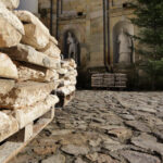 13.1.2015 Św. Krzyż. Trwają prace renowacyjne bazyliki mniejszej. Do marca br. zostanie odrestaurowana zabytkowa posadzka w kościele i kruchcie, zostanie poddany konserwacji ołtarz, zabytkowe tabernakulum i figury aniołów. / Wojciech Habdas / Radio Kielce