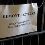 13.1.2015 Św. Krzyż. Trwają prace renowacyjne bazyliki mniejszej. Do marca br. zostanie odrestaurowana zabytkowa posadzka w kościele i kruchcie, zostanie poddany konserwacji ołtarz, zabytkowe tabernakulum i figury aniołów. / Wojciech Habdas / Radio Kielce