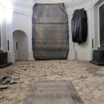 13.1.2015 Św. Krzyż. Trwają prace renowacyjne bazyliki mniejszej. Do marca br. zostanie odrestaurowana zabytkowa posadzka w kościele i kruchcie, zostanie poddany konserwacji ołtarz, zabytkowe tabernakulum i figury aniołów. / Wojciech Habdas / Radio Kielce