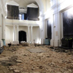 13.1.2015 Św. Krzyż. Trwają prace renowacyjne bazyliki mniejszej. Do marca br. zostanie odrestaurowana zabytkowa posadzka w kościele i kruchcie, zostanie poddany konserwacji ołtarz, zabytkowe tabernakulum i figury aniołów. / Wojciech Habdas / Radio Kielce