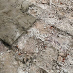 13.1.2015 Św. Krzyż. Trwają prace renowacyjne bazyliki mniejszej. Do marca br. zostanie odrestaurowana zabytkowa posadzka w kościele i kruchcie, zostanie poddany konserwacji ołtarz, zabytkowe tabernakulum i figury aniołów. / Wojciech Habdas / Radio Kielce