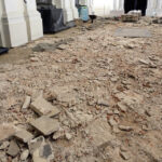 13.1.2015 Św. Krzyż. Trwają prace renowacyjne bazyliki mniejszej. Do marca br. zostanie odrestaurowana zabytkowa posadzka w kościele i kruchcie, zostanie poddany konserwacji ołtarz, zabytkowe tabernakulum i figury aniołów. / Wojciech Habdas / Radio Kielce