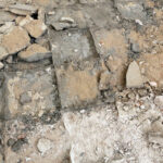 13.1.2015 Św. Krzyż. Trwają prace renowacyjne bazyliki mniejszej. Do marca br. zostanie odrestaurowana zabytkowa posadzka w kościele i kruchcie, zostanie poddany konserwacji ołtarz, zabytkowe tabernakulum i figury aniołów. / Wojciech Habdas / Radio Kielce