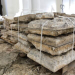 13.1.2015 Św. Krzyż. Trwają prace renowacyjne bazyliki mniejszej. Do marca br. zostanie odrestaurowana zabytkowa posadzka w kościele i kruchcie, zostanie poddany konserwacji ołtarz, zabytkowe tabernakulum i figury aniołów. / Wojciech Habdas / Radio Kielce