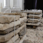 13.1.2015 Św. Krzyż. Trwają prace renowacyjne bazyliki mniejszej. Do marca br. zostanie odrestaurowana zabytkowa posadzka w kościele i kruchcie, zostanie poddany konserwacji ołtarz, zabytkowe tabernakulum i figury aniołów. / Wojciech Habdas / Radio Kielce