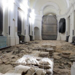 13.1.2015 Św. Krzyż. Trwają prace renowacyjne bazyliki mniejszej. Do marca br. zostanie odrestaurowana zabytkowa posadzka w kościele i kruchcie, zostanie poddany konserwacji ołtarz, zabytkowe tabernakulum i figury aniołów. / Wojciech Habdas / Radio Kielce