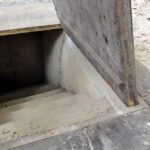 13.1.2015 Św. Krzyż. Trwają prace renowacyjne bazyliki mniejszej. Do marca br. zostanie odrestaurowana zabytkowa posadzka w kościele i kruchcie, zostanie poddany konserwacji ołtarz, zabytkowe tabernakulum i figury aniołów. / Wojciech Habdas / Radio Kielce