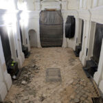 13.1.2015 Św. Krzyż. Trwają prace renowacyjne bazyliki mniejszej. Do marca br. zostanie odrestaurowana zabytkowa posadzka w kościele i kruchcie, zostanie poddany konserwacji ołtarz, zabytkowe tabernakulum i figury aniołów. / Wojciech Habdas / Radio Kielce