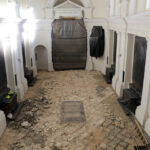 13.1.2015 Św. Krzyż. Trwają prace renowacyjne bazyliki mniejszej. Do marca br. zostanie odrestaurowana zabytkowa posadzka w kościele i kruchcie, zostanie poddany konserwacji ołtarz, zabytkowe tabernakulum i figury aniołów. / Wojciech Habdas / Radio Kielce