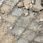 13.1.2015 Św. Krzyż. Trwają prace renowacyjne bazyliki mniejszej. Do marca br. zostanie odrestaurowana zabytkowa posadzka w kościele i kruchcie, zostanie poddany konserwacji ołtarz, zabytkowe tabernakulum i figury aniołów. / Wojciech Habdas / Radio Kielce