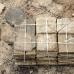 13.1.2015 Św. Krzyż. Trwają prace renowacyjne bazyliki mniejszej. Do marca br. zostanie odrestaurowana zabytkowa posadzka w kościele i kruchcie, zostanie poddany konserwacji ołtarz, zabytkowe tabernakulum i figury aniołów. / Wojciech Habdas / Radio Kielce