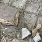 13.1.2015 Św. Krzyż. Trwają prace renowacyjne bazyliki mniejszej. Do marca br. zostanie odrestaurowana zabytkowa posadzka w kościele i kruchcie, zostanie poddany konserwacji ołtarz, zabytkowe tabernakulum i figury aniołów. / Wojciech Habdas / Radio Kielce