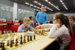 17.1.2015 Kielce. Blisko 90 zawodniczek i zawodników bierze udział w Międzynarodowym Turnieju Szachowym  o Grand Prix Gór Świętokrzyskich, który odbywa się w Centrum Kongresowym Targów Kielce. / Wojciech Habdas / Radio Kielce