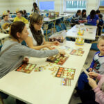 17.1.2015 Kielce. Ponad 350 gier mają do dyspozycji zwolennicy tego typu rozrywki podczas „Wielkiego boju planszówkowego”, odbywającego się w Wojewódzkiej Bibliotece Publicznej w Kielcach. / Wojciech Habdas / Radio Kielce