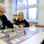 17.1.2015 Kielce. Ponad 350 gier mają do dyspozycji zwolennicy tego typu rozrywki podczas „Wielkiego boju planszówkowego”, odbywającego się w Wojewódzkiej Bibliotece Publicznej w Kielcach. / Wojciech Habdas / Radio Kielce