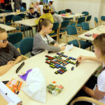 17.1.2015 Kielce. Ponad 350 gier mają do dyspozycji zwolennicy tego typu rozrywki podczas „Wielkiego boju planszówkowego”, odbywającego się w Wojewódzkiej Bibliotece Publicznej w Kielcach. / Wojciech Habdas / Radio Kielce