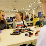 17.1.2015 Kielce. Ponad 350 gier mają do dyspozycji zwolennicy tego typu rozrywki podczas „Wielkiego boju planszówkowego”, odbywającego się w Wojewódzkiej Bibliotece Publicznej w Kielcach. / Wojciech Habdas / Radio Kielce