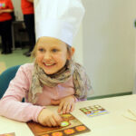 17.1.2015 Kielce. Ponad 350 gier mają do dyspozycji zwolennicy tego typu rozrywki podczas „Wielkiego boju planszówkowego”, odbywającego się w Wojewódzkiej Bibliotece Publicznej w Kielcach. / Wojciech Habdas / Radio Kielce