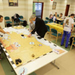 17.1.2015 Kielce. Ponad 350 gier mają do dyspozycji zwolennicy tego typu rozrywki podczas „Wielkiego boju planszówkowego”, odbywającego się w Wojewódzkiej Bibliotece Publicznej w Kielcach. / Wojciech Habdas / Radio Kielce