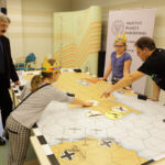 17.1.2015 Kielce. Ponad 350 gier mają do dyspozycji zwolennicy tego typu rozrywki podczas „Wielkiego boju planszówkowego”, odbywającego się w Wojewódzkiej Bibliotece Publicznej w Kielcach. / Wojciech Habdas / Radio Kielce