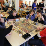 17.1.2015 Kielce. Ponad 350 gier mają do dyspozycji zwolennicy tego typu rozrywki podczas „Wielkiego boju planszówkowego”, odbywającego się w Wojewódzkiej Bibliotece Publicznej w Kielcach. / Wojciech Habdas / Radio Kielce