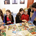 17.1.2015 Kielce. Ponad 350 gier mają do dyspozycji zwolennicy tego typu rozrywki podczas „Wielkiego boju planszówkowego”, odbywającego się w Wojewódzkiej Bibliotece Publicznej w Kielcach. / Wojciech Habdas / Radio Kielce