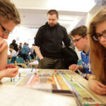 17.1.2015 Kielce. Ponad 350 gier mają do dyspozycji zwolennicy tego typu rozrywki podczas „Wielkiego boju planszówkowego”, odbywającego się w Wojewódzkiej Bibliotece Publicznej w Kielcach. / Wojciech Habdas / Radio Kielce