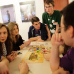 17.1.2015 Kielce. Ponad 350 gier mają do dyspozycji zwolennicy tego typu rozrywki podczas „Wielkiego boju planszówkowego”, odbywającego się w Wojewódzkiej Bibliotece Publicznej w Kielcach. / Wojciech Habdas / Radio Kielce