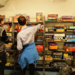 17.1.2015 Kielce. Ponad 350 gier mają do dyspozycji zwolennicy tego typu rozrywki podczas „Wielkiego boju planszówkowego”, odbywającego się w Wojewódzkiej Bibliotece Publicznej w Kielcach. / Wojciech Habdas / Radio Kielce