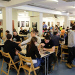 17.1.2015 Kielce. Ponad 350 gier mają do dyspozycji zwolennicy tego typu rozrywki podczas „Wielkiego boju planszówkowego”, odbywającego się w Wojewódzkiej Bibliotece Publicznej w Kielcach. / Wojciech Habdas / Radio Kielce