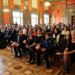 21.1.2015 Kielce. 55 osób pochodzących w większości z Ukrainy, ale także z Bułgarii, Rumunii, Białorusi i Wietnamu otrzymało z rąk wojewody świętokrzyskiego akty nadania obywatelstwa polskiego. / Wojciech Habdas / Radio Kielce