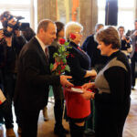 21.1.2015 Kielce. 55 osób pochodzących w większości z Ukrainy, ale także z Bułgarii, Rumunii, Białorusi i Wietnamu otrzymało z rąk wojewody świętokrzyskiego akty nadania obywatelstwa polskiego. / Wojciech Habdas / Radio Kielce