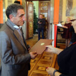 21.1.2015 Kielce. 55 osób pochodzących w większości z Ukrainy, ale także z Bułgarii, Rumunii, Białorusi i Wietnamu otrzymało z rąk wojewody świętokrzyskiego akty nadania obywatelstwa polskiego. / Wojciech Habdas / Radio Kielce