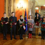 21.1.2015 Kielce. 55 osób pochodzących w większości z Ukrainy, ale także z Bułgarii, Rumunii, Białorusi i Wietnamu otrzymało z rąk wojewody świętokrzyskiego akty nadania obywatelstwa polskiego. / Wojciech Habdas / Radio Kielce