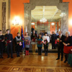 21.1.2015 Kielce. 55 osób pochodzących w większości z Ukrainy, ale także z Bułgarii, Rumunii, Białorusi i Wietnamu otrzymało z rąk wojewody świętokrzyskiego akty nadania obywatelstwa polskiego. / Wojciech Habdas / Radio Kielce