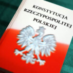 21.1.2015 Kielce. 55 osób pochodzących w większości z Ukrainy, ale także z Bułgarii, Rumunii, Białorusi i Wietnamu otrzymało z rąk wojewody świętokrzyskiego akty nadania obywatelstwa polskiego. / Wojciech Habdas / Radio Kielce