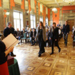 21.1.2015 Kielce. 55 osób pochodzących w większości z Ukrainy, ale także z Bułgarii, Rumunii, Białorusi i Wietnamu otrzymało z rąk wojewody świętokrzyskiego akty nadania obywatelstwa polskiego. / Wojciech Habdas / Radio Kielce