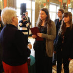 21.1.2015 Kielce. 55 osób pochodzących w większości z Ukrainy, ale także z Bułgarii, Rumunii, Białorusi i Wietnamu otrzymało z rąk wojewody świętokrzyskiego akty nadania obywatelstwa polskiego. / Wojciech Habdas / Radio Kielce